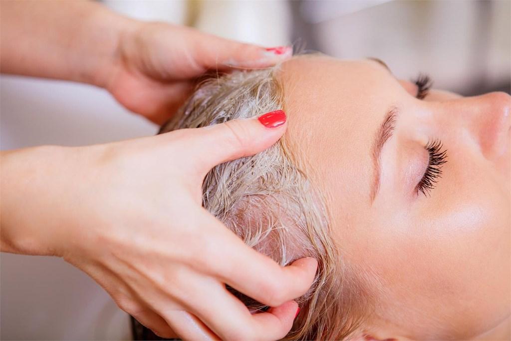 Cuidado del Cabello Teñido y Procesado Profesional