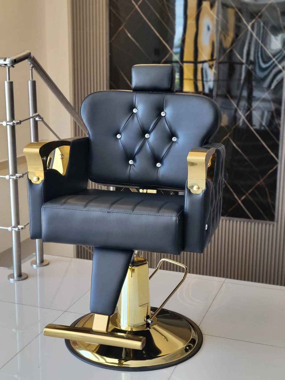 🖤 Silla de Barbería Mauricio Negra – Reclinable con Detalles Dorados (2531951)