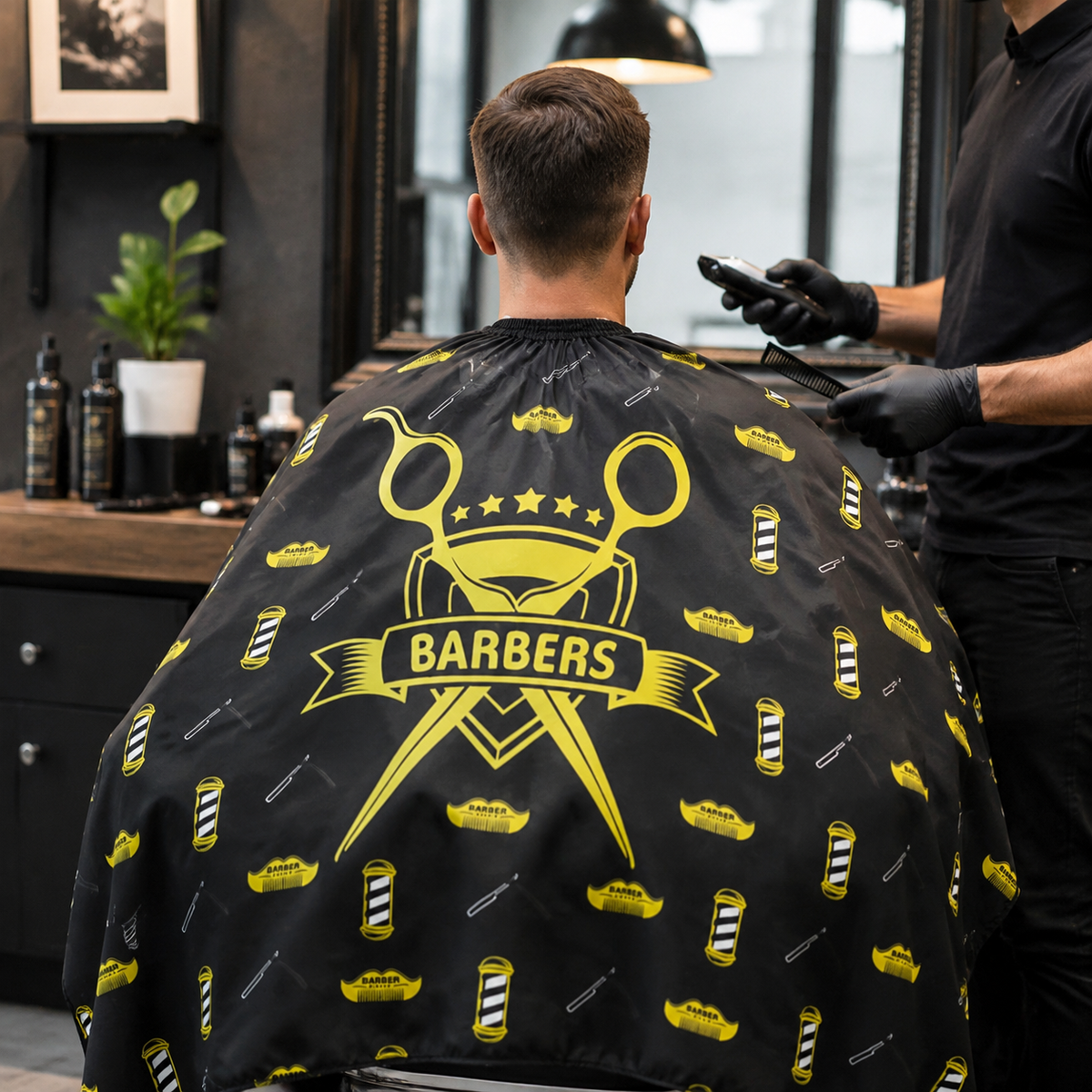 Beauty Style Capa de Corte para Barbería 0717165 | Negra con Diseño Amarillo